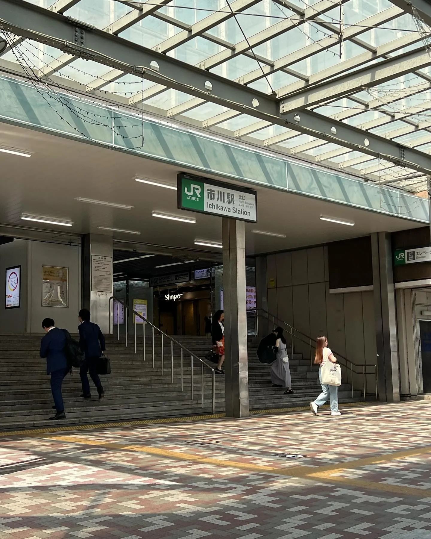 腰痛いし疲れた〜!追い掛けてる新幹線の中で少し寝てた。